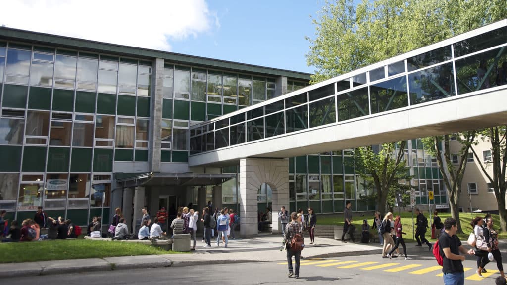 Passerelle extérieure du campus